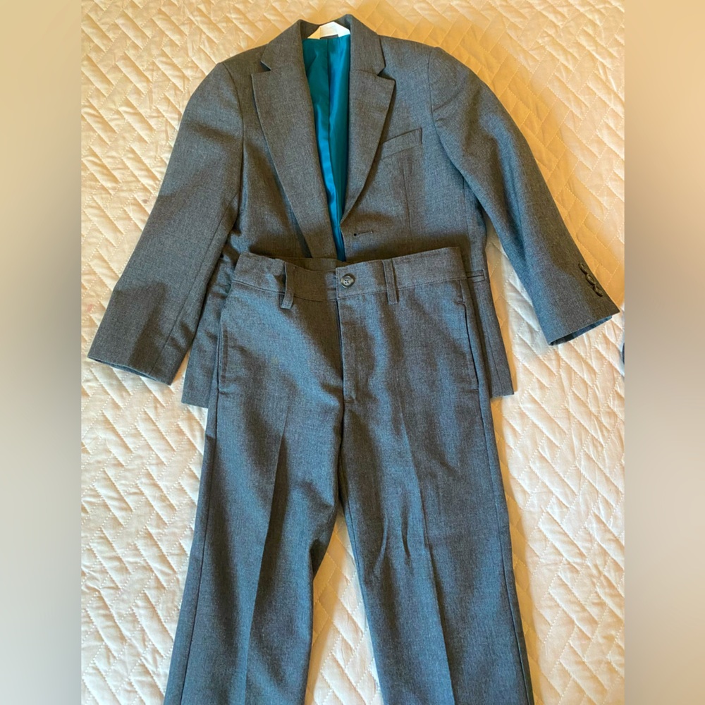 Boys cat and Jack dress suit size 4 worn ones
